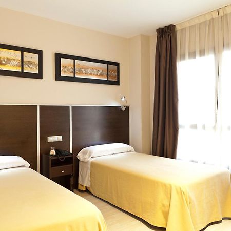Hostal Avenida Barajas มาดริด ภายนอก รูปภาพ