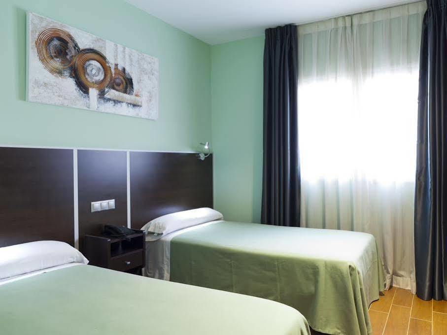Hostal Avenida Barajas มาดริด ภายนอก รูปภาพ