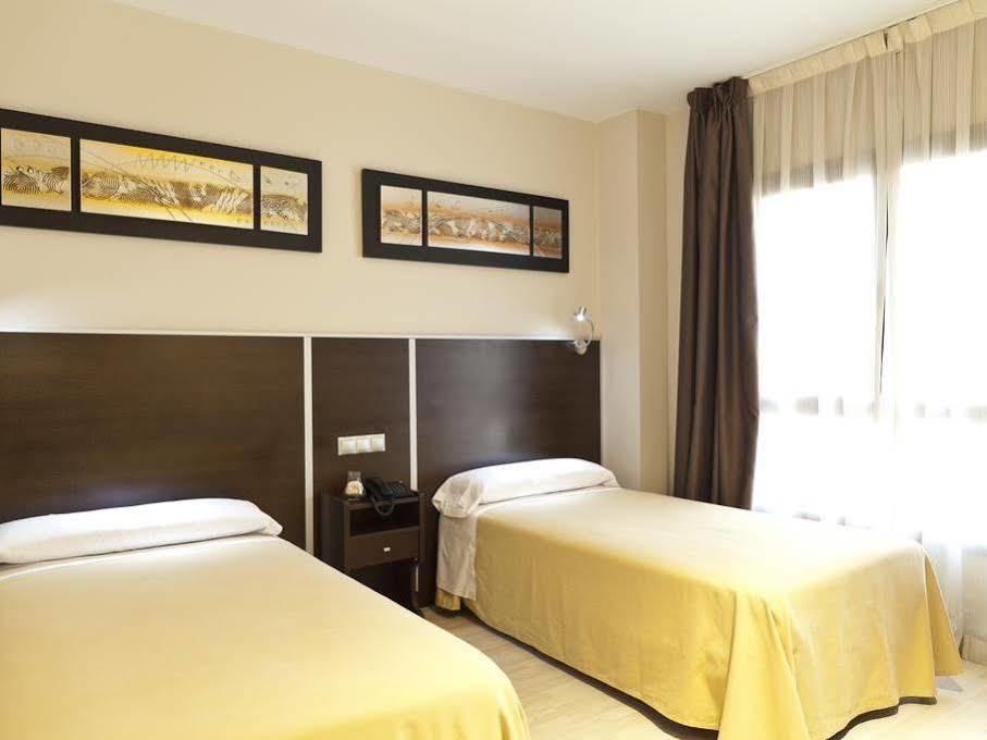 Hostal Avenida Barajas มาดริด ภายนอก รูปภาพ